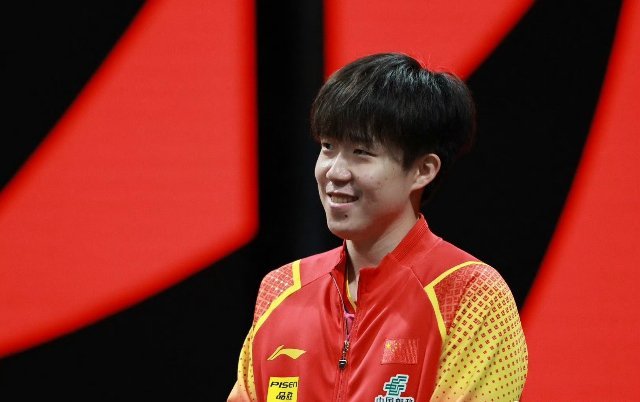 王楚钦观战孙颖莎比赛松弛感拉满 国家公祭日国人都在缅怀先烈，请问这位男运动员粉丝