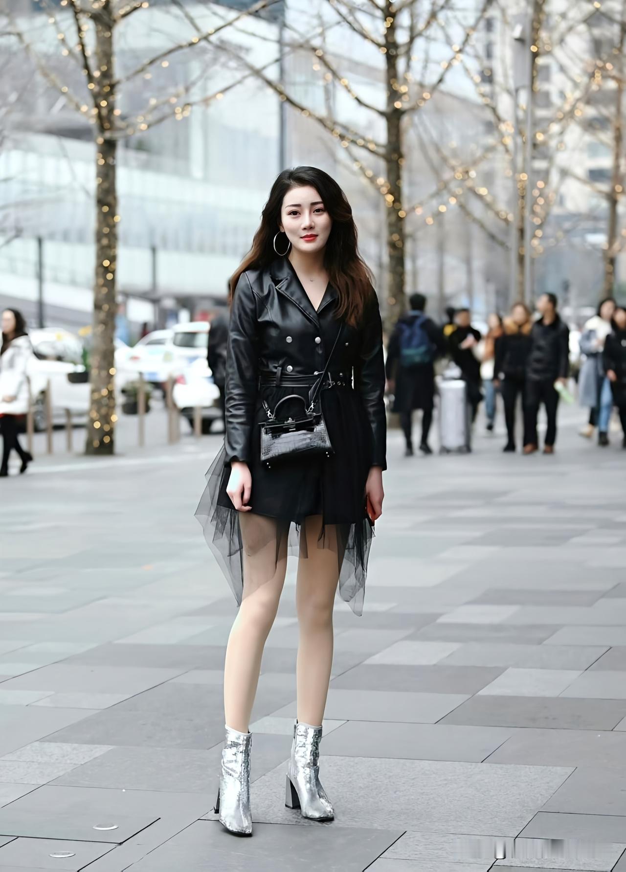 都市酷girl风穿搭，黑色皮夹克+银色靴子，时尚感爆棚