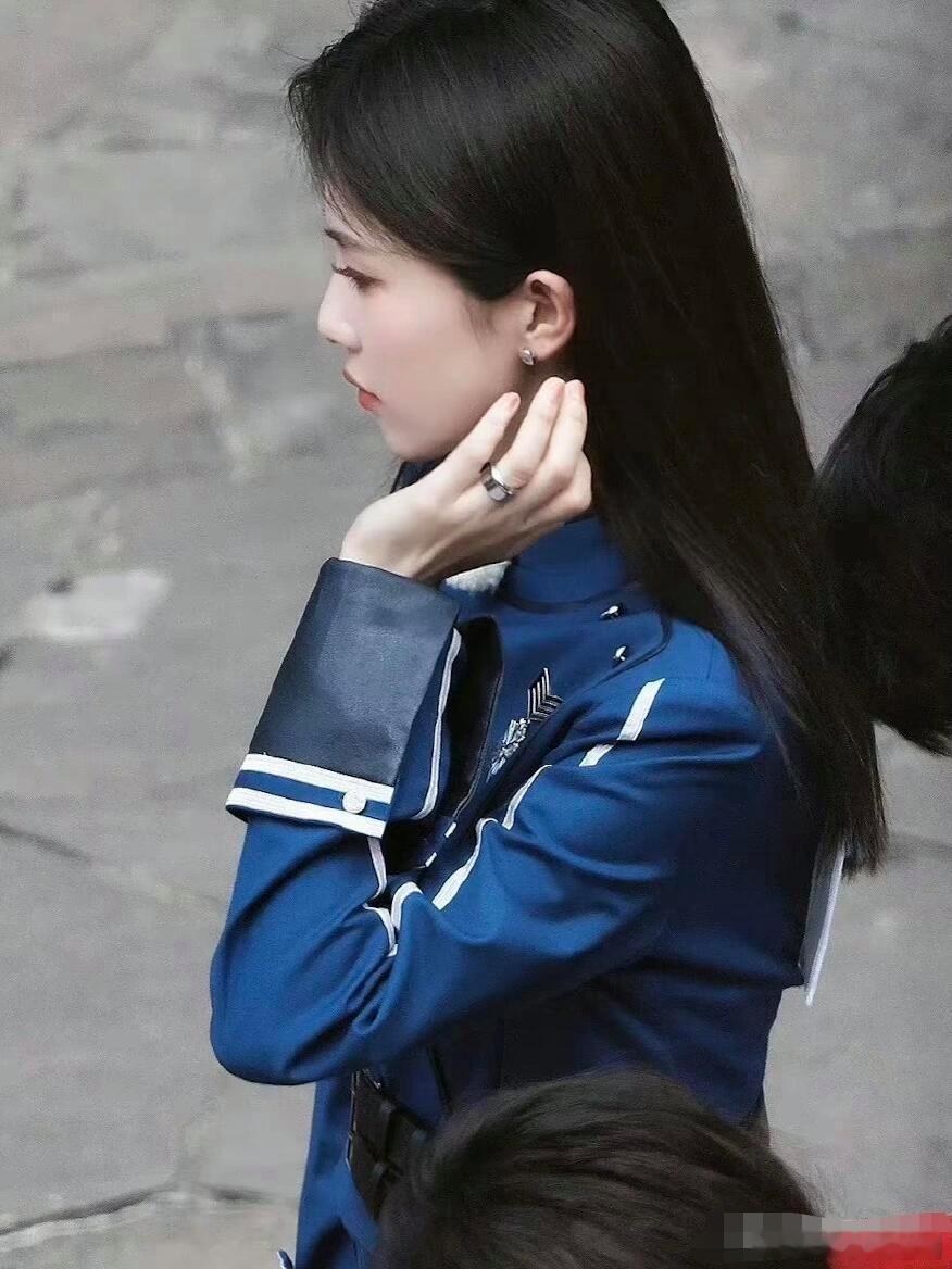 白鹿左手无名指上戴戒指了，好美呀！[哇] ​​​