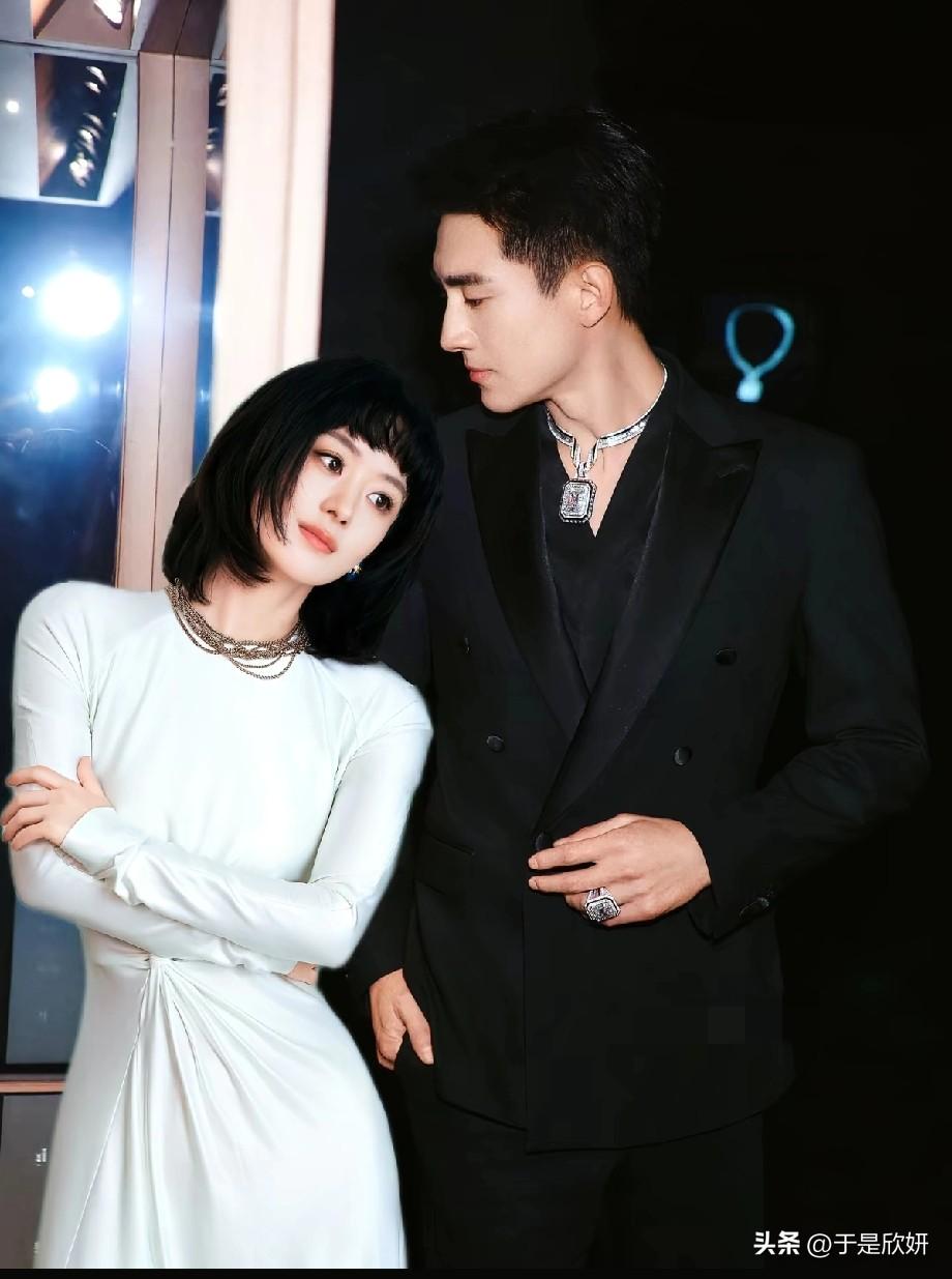 谁还没为这张“星玥夫妇”同框图疯狂心动？✨
赵丽颖一袭白裙配利落短发，冷艳又疏离