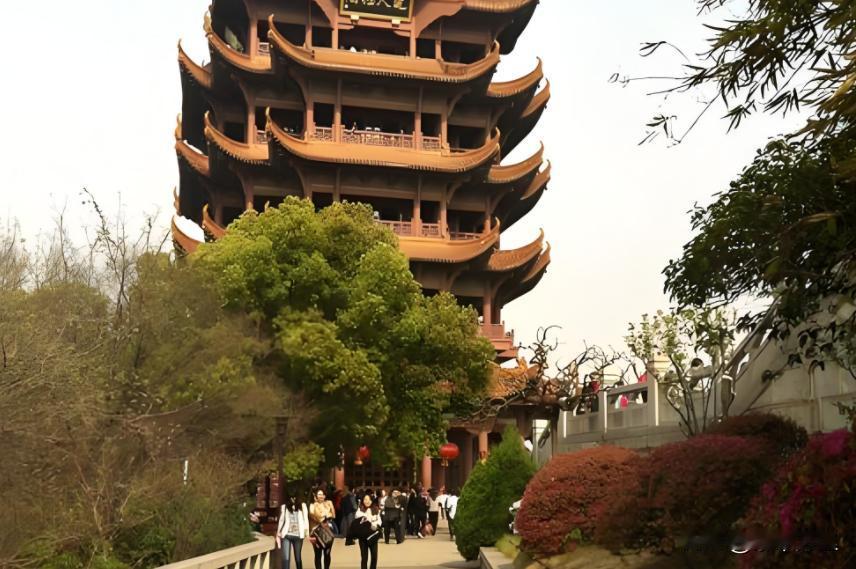 太丢人了！中国实行144免签后，3名美国人来到了湖北武汉旅游，在路边一家饭店点了