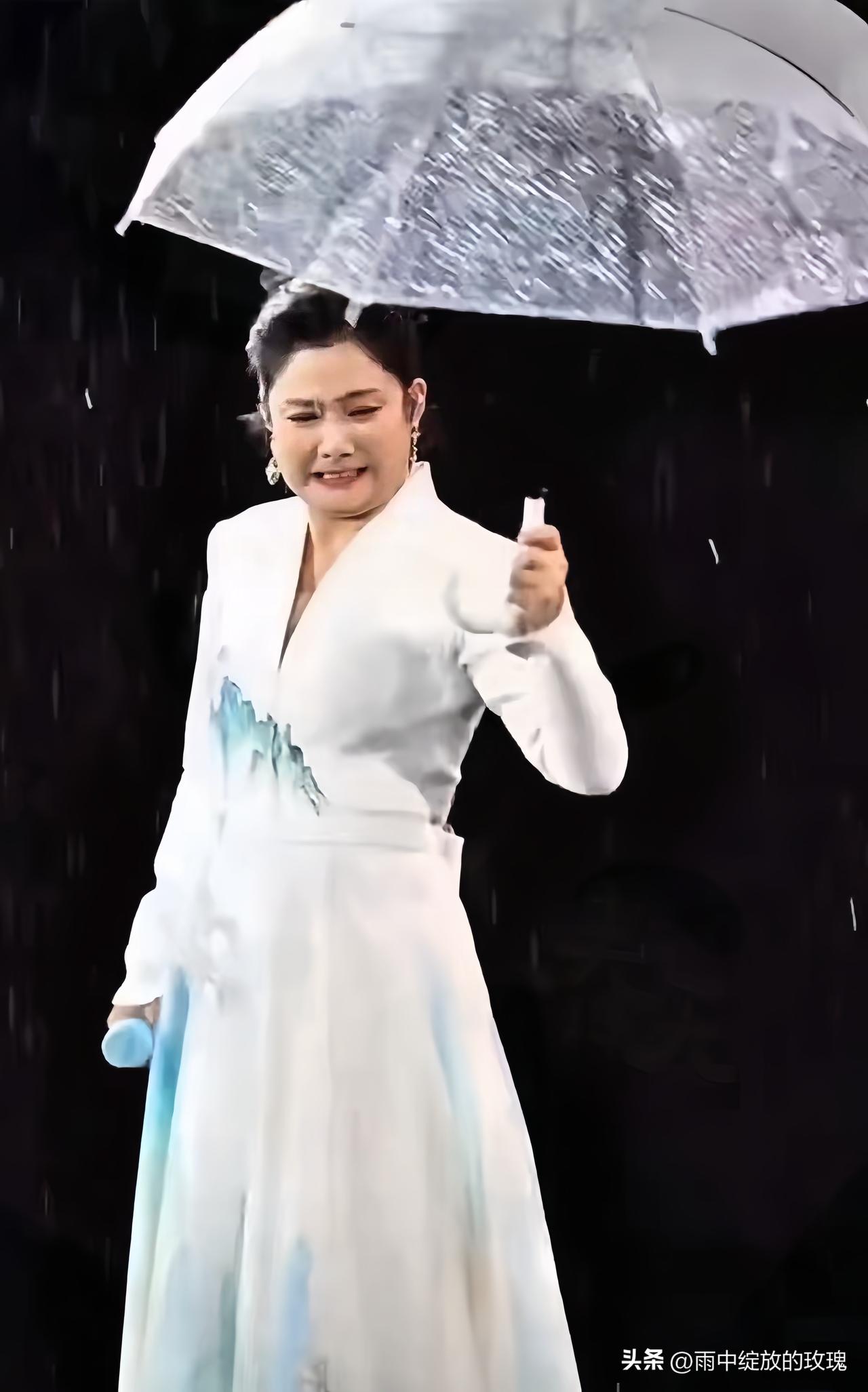 凤凰传奇雨中名场面，曾毅即兴扔伞，玲花的表情我能笑一年

厦门演唱会突降大雨，凤