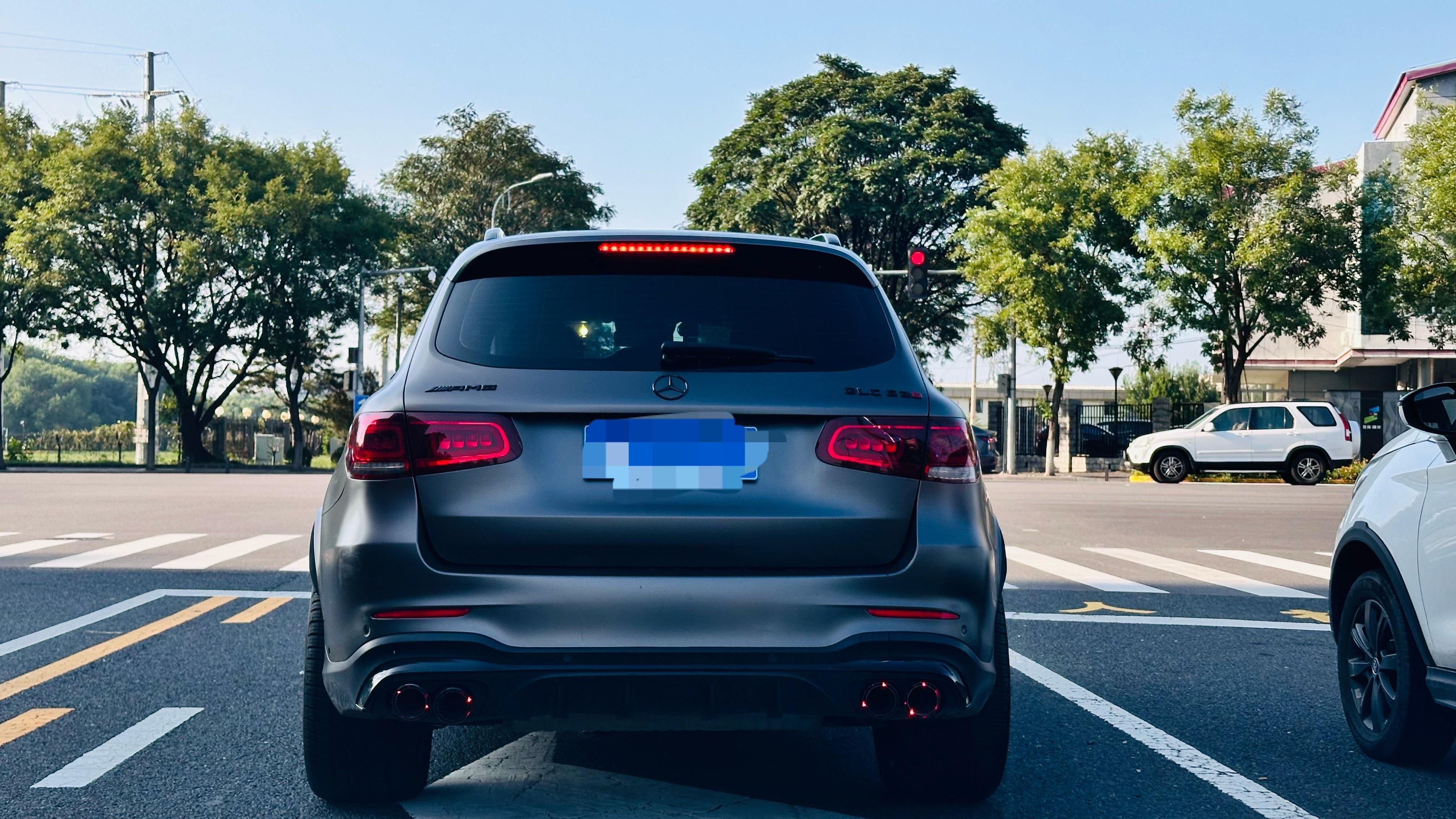 能买 GLC 63S 的，我认为都是真爱。中型 SUV 里面塞一个大V8 ，想想