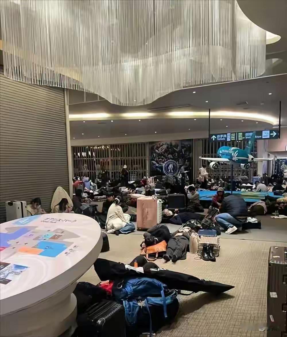 岂有此理！北海道暴雪 
被暴雪所困北海道的中国游客要求：
联系大使馆，必须派飞机