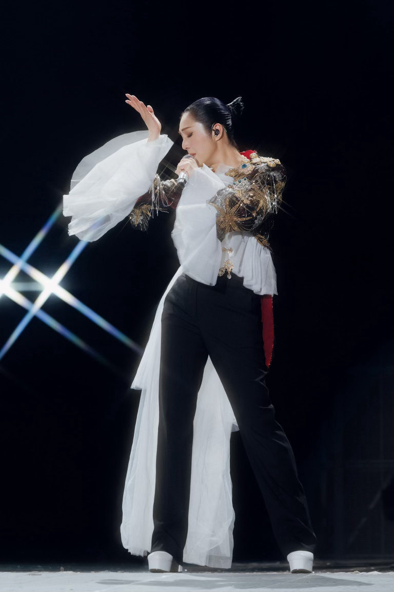 情绪藏于曲中，浪漫藏于现场。每一首经典，都是岁月的馈赠，杨千嬅6月20日长沙演出