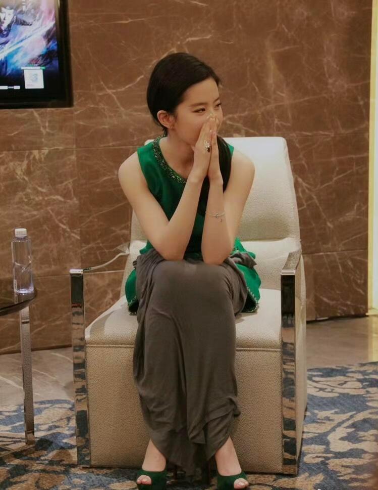 刘亦菲下沉市场路人缘刘亦菲罕见马眼高跟生图