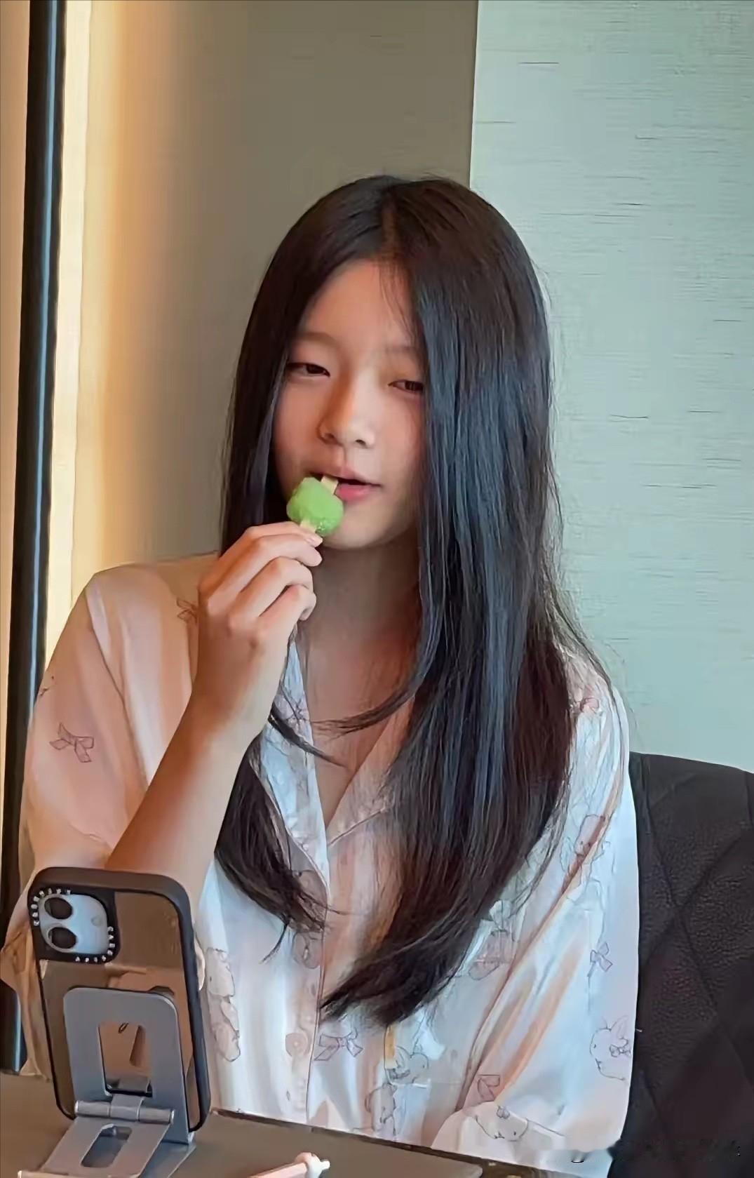 小玥儿正面照曝光，网友议论纷纷，之前总有人说她像大S，一看就想起大 S年轻时的样