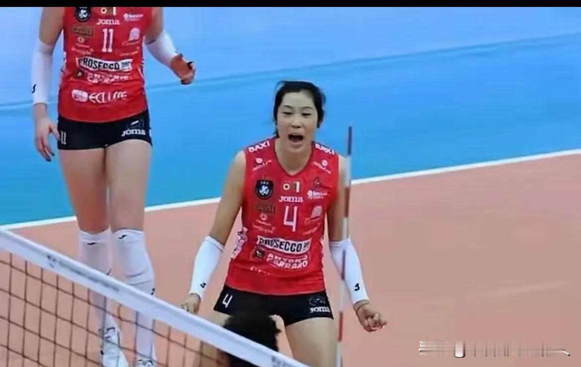 朱婷出色表现，14扣9中，女排欧冠赛科内四连胜！
在科内利亚诺女排VS普罗夫迪夫