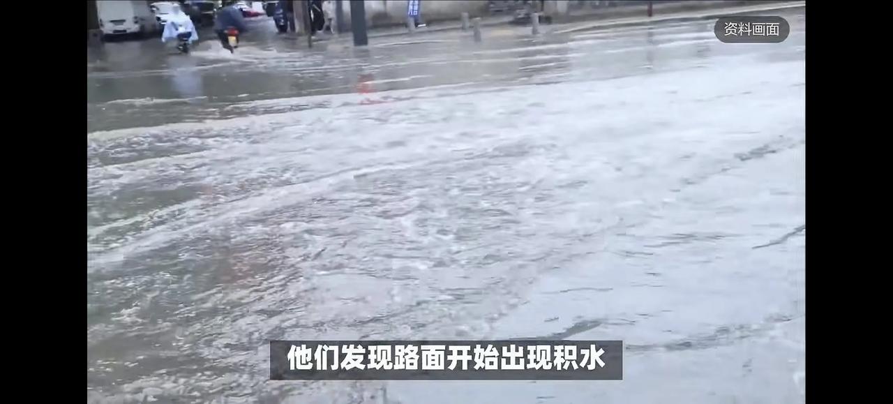 近日，广东广西多个沿海地方海水倒灌，天空晴朗，没有下雨，路面上有厚厚的积水。前段