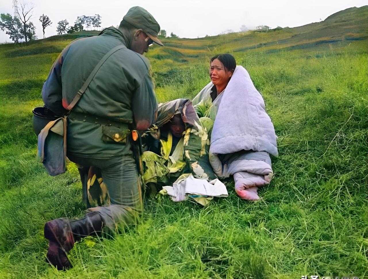 朝鲜战争时期，一名朝鲜逃难的母亲盖着被子在草地上躲避战火。

草丛里的被褥突然动