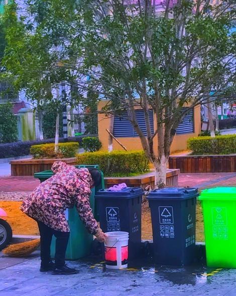 贵州遵义有一个68岁的阿姨，每个月退休金4000多元，老公每个月5000多，儿女