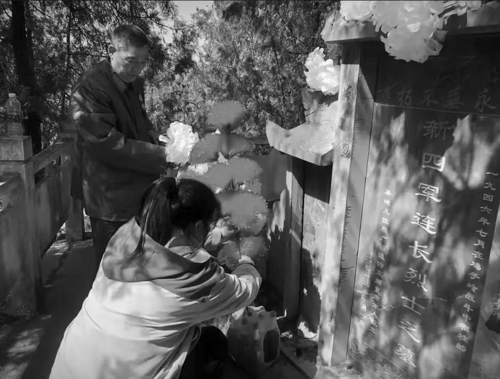 1946年7月15日，湖北郧阳刘洞镇鸡子岭战后，当地村民李习文的母亲在红薯窖里照