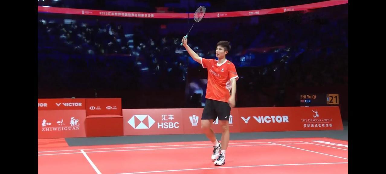 石宇奇2比0轻松击败乔纳坦，晋级2023国际羽联总决赛的男单决赛，决赛将对阵安赛
