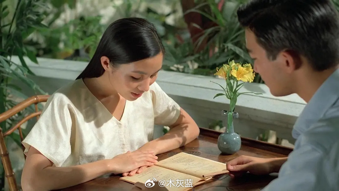 李思潼首本杂志这两张有点高级模特脸那个意思～整组片让我想到了陈英雄的电影「青木瓜