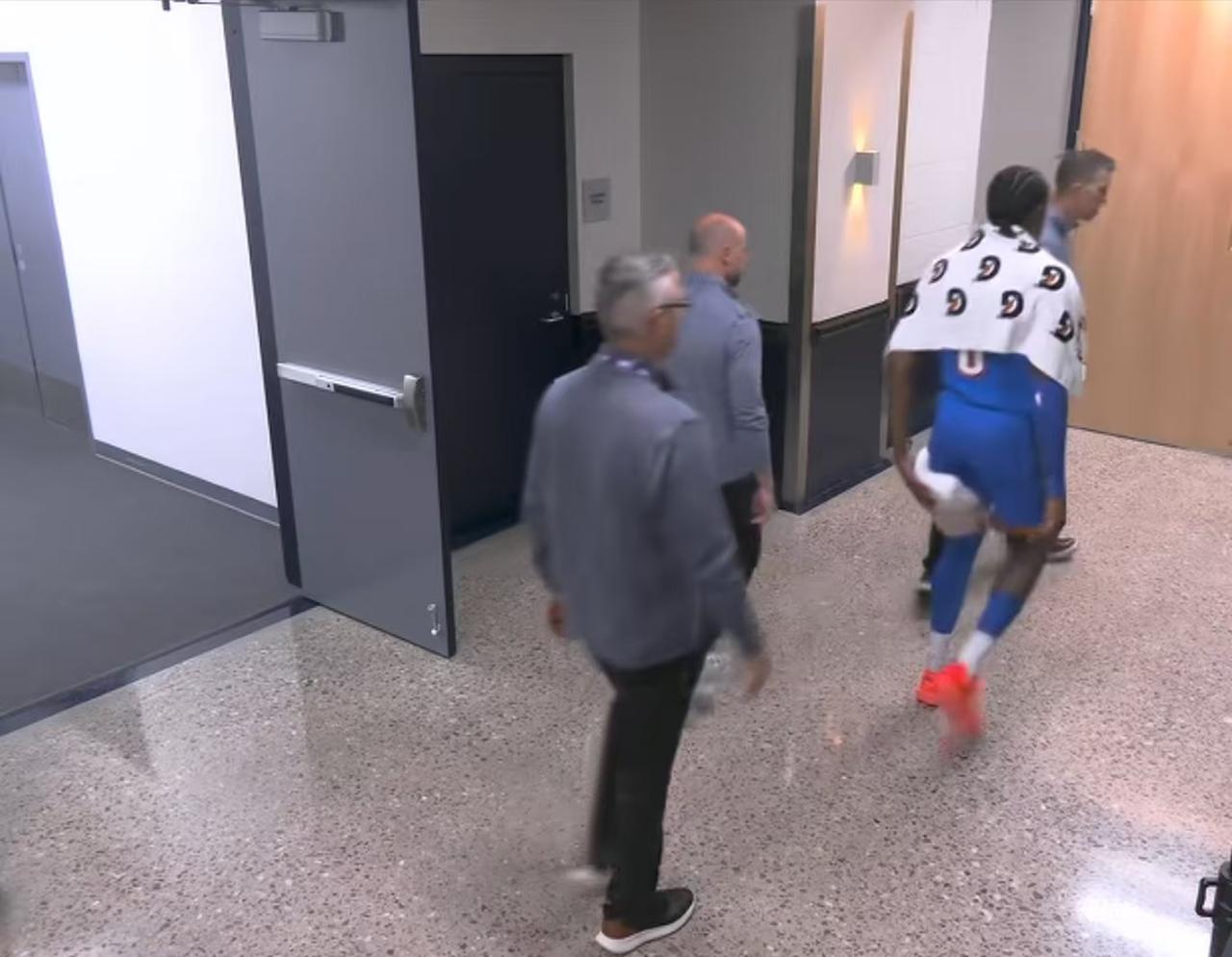 NBA季后赛西决G2关键战，雷霆主场对阵马刺，本场比赛首发出战的杰伦威，第二节他