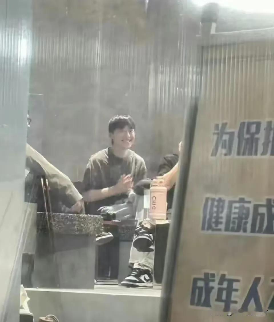 居然偶遇被封杀的曾经的顶流！
他绝对是娱乐圈最帅的男明星，可惜因为偷税漏税被封杀