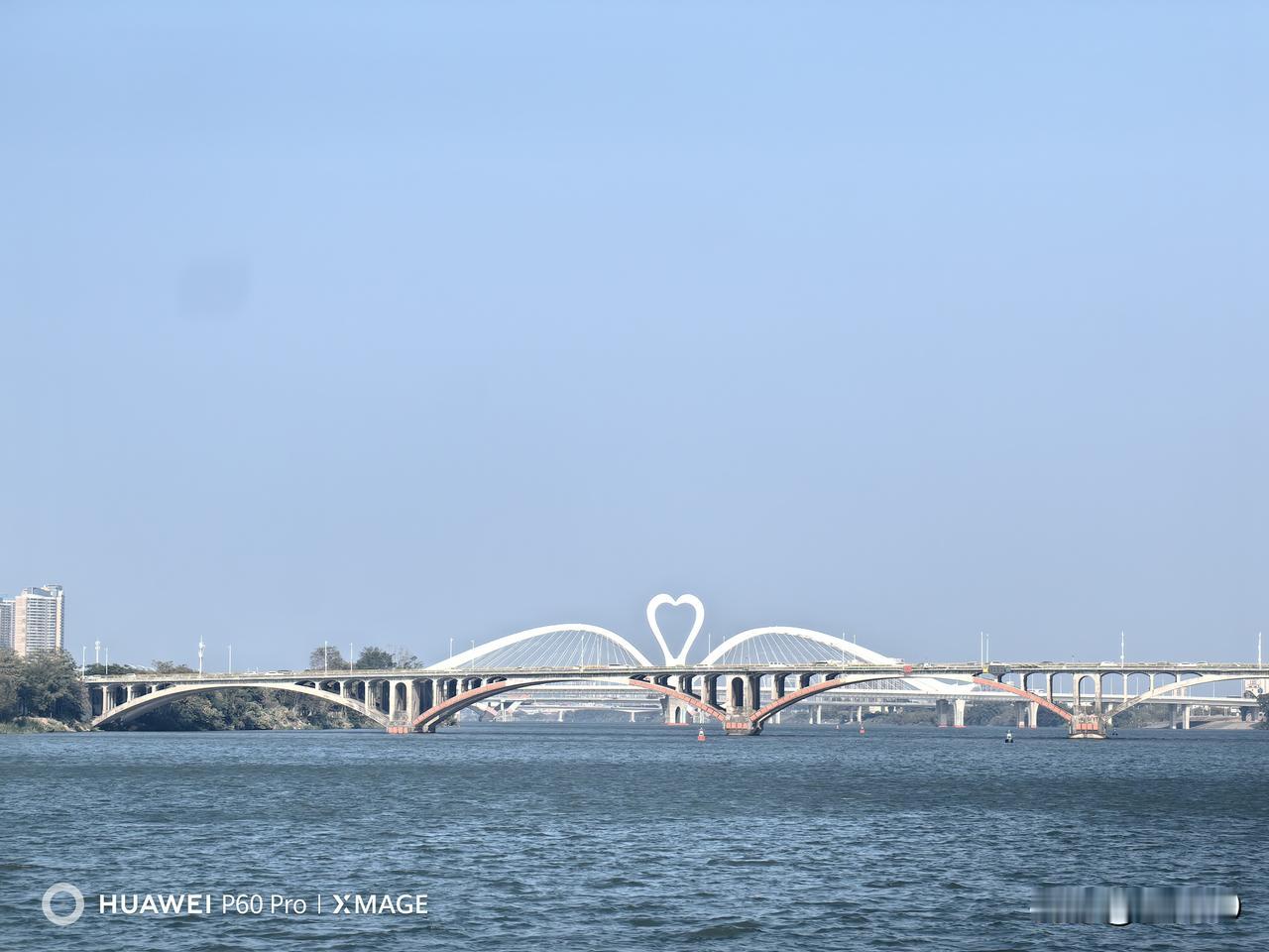 这句对联出自民间俗语，核心是描绘人情冷暖与贫富对人际关系的影响：
 
- 上联说