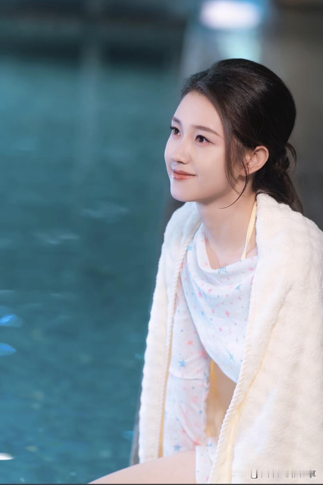 她好美，是新起之秀里颜值最高的一个短剧女演员，颜值不输刘亦菲，气质不输高圆圆，估