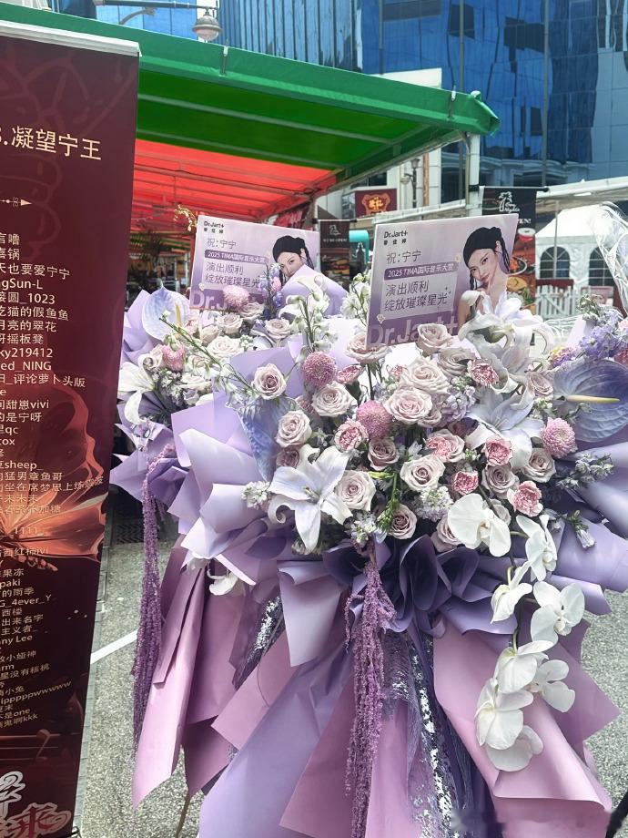 品牌方为宁艺卓准备了花墙应援宁艺卓代言为宁艺卓TIMA应援划重点！宁艺卓品牌花墙