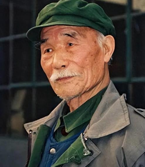 1978年，原华北军区副参谋长孙毅中将外出理发，理完发后感觉还太长，让理发师再给