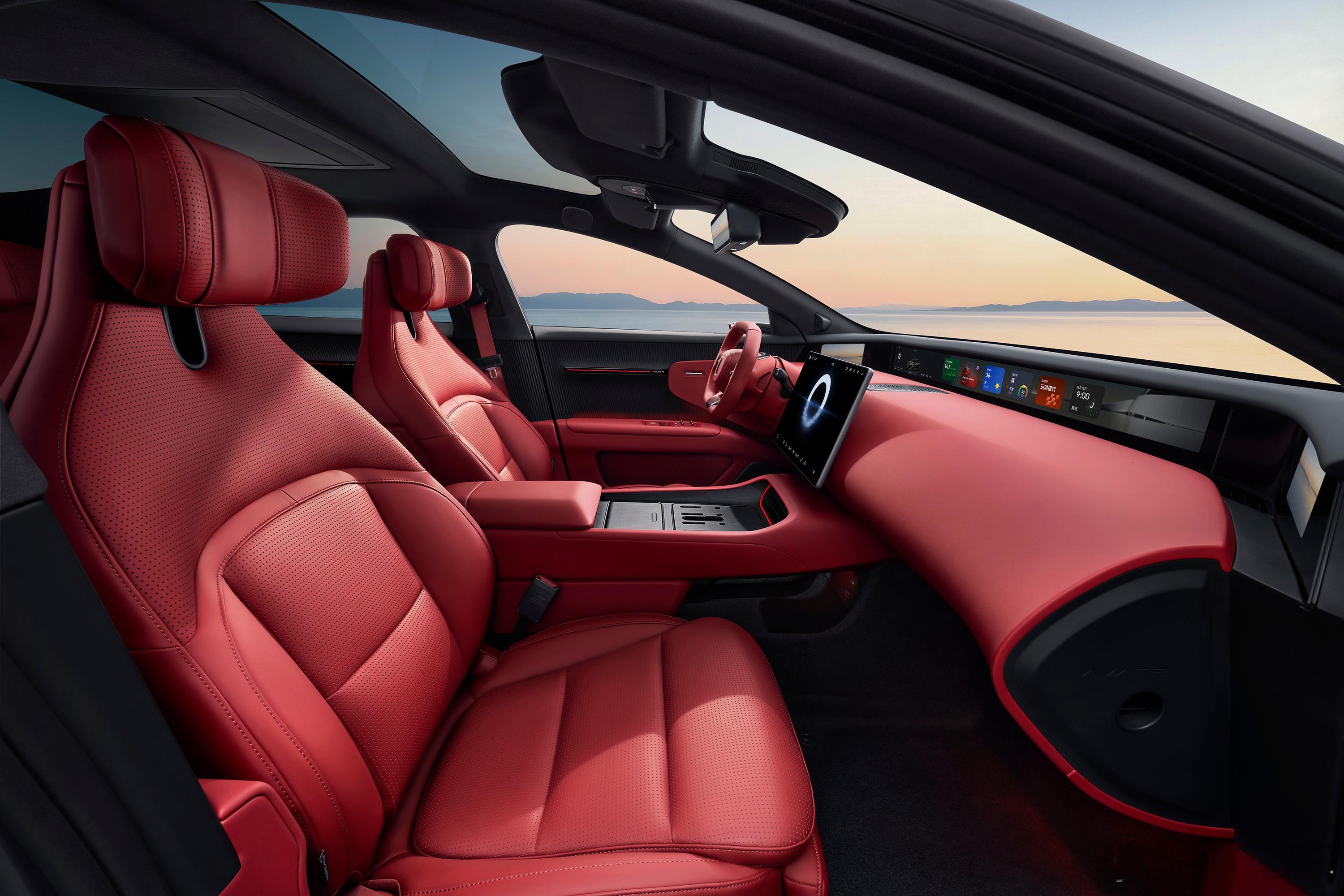 从《飞驰人生3》的夜色赛道，到与实力派段奕宏的跨界携手，新阿维塔12的上市开场片