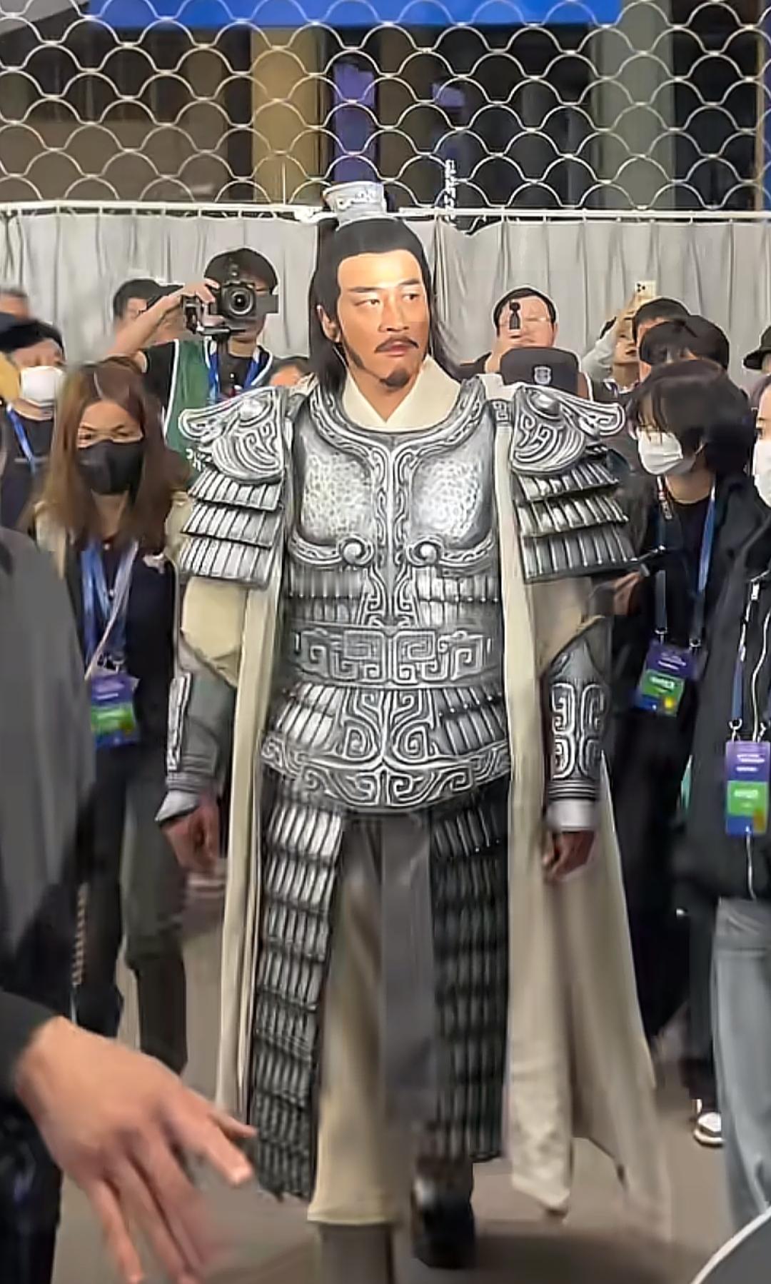 最近50岁的何润东突然翻红，
靠的是14年前演的项羽，
抖音一下涨粉两百万，
各