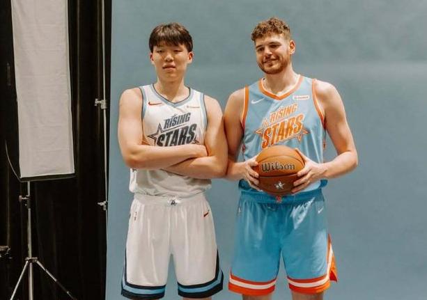 北京时间2月14日，NBA全明星新秀赛开打，最终里弗斯队，安东尼队，中国球员杨瀚