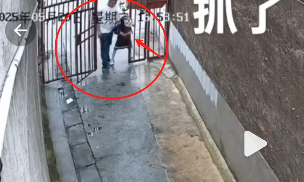 喝醉了他怎么还如此思维清晰，脚步稳健，还知道威逼利诱赶来救人的好心爷爷。

女孩