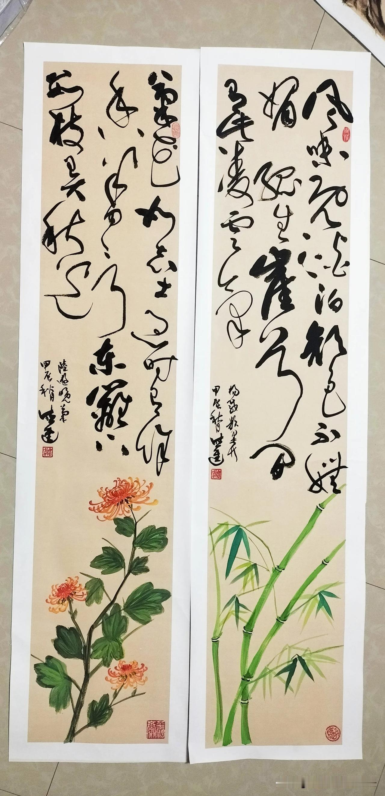 梅兰竹菊四条屏配上画，给人一种清新雅致、超凡脱俗的感觉。梅花傲雪凌霜，展现出坚韧