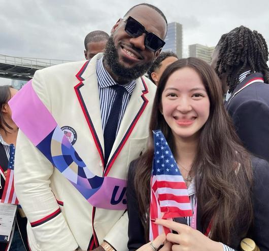 这方面杜兰特真的要跟库里和詹姆斯学一学，看看他们跟多少美女运动员合照玩得多开，网