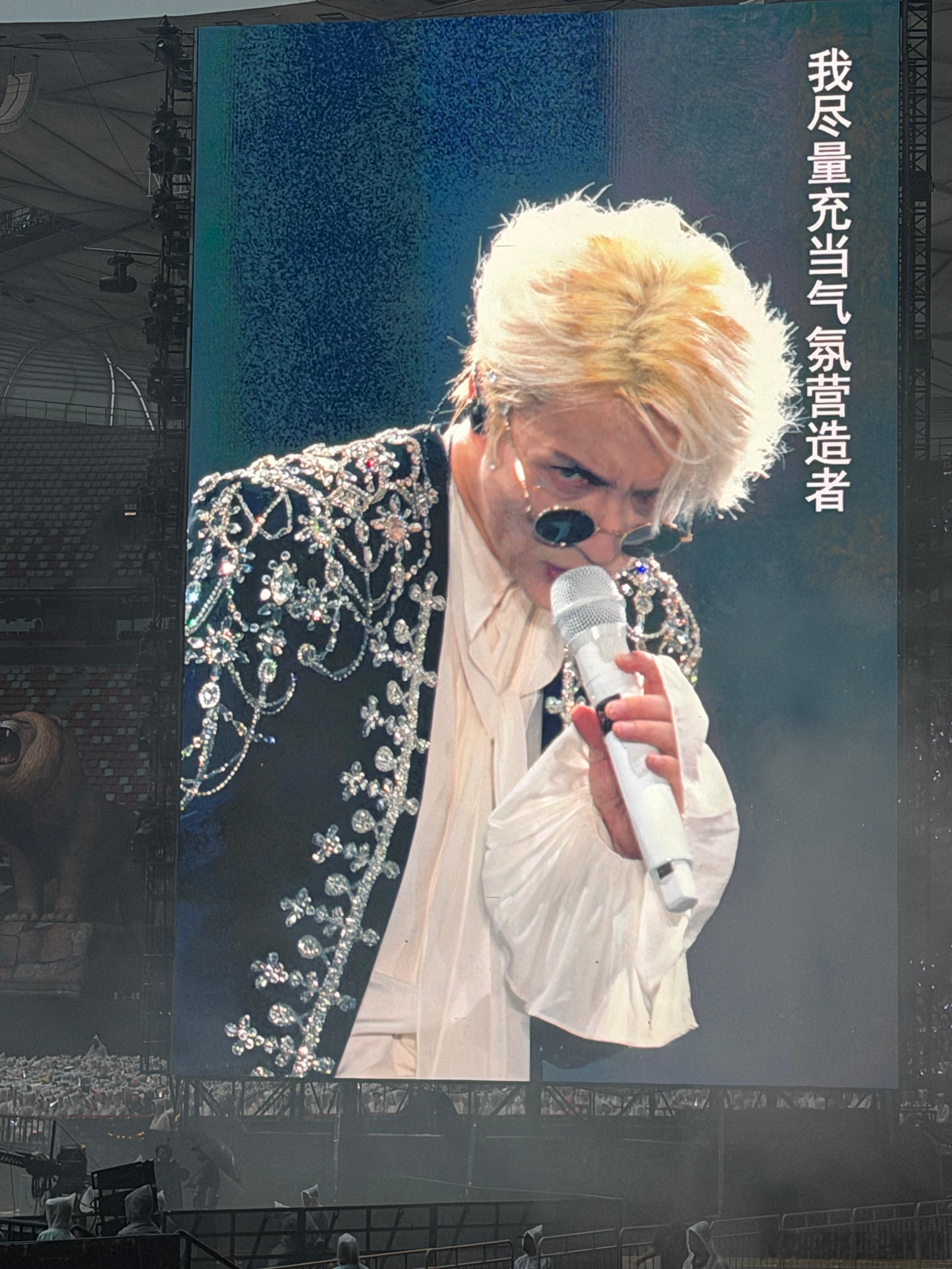 薛之谦眉压眼薛之谦演唱会很少有人留意薛之谦的骨相优势，标准眉压眼搭配舞台造型，眉
