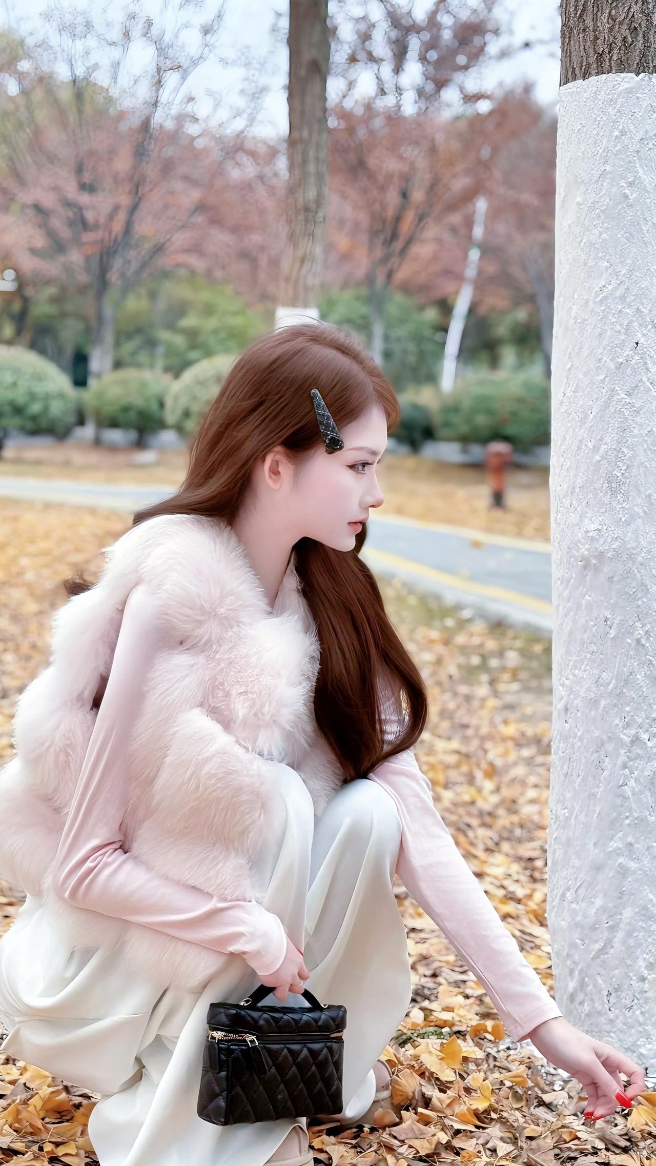 秋日漫步，粉裙飘飘，落叶相伴，唯美时光