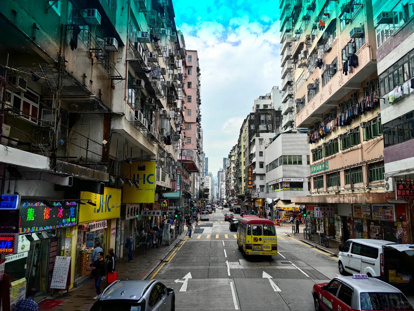 香港的霓虹灯真的变少了吗？不过九龙城区很多地方也一直是门头字匾为主吧。
