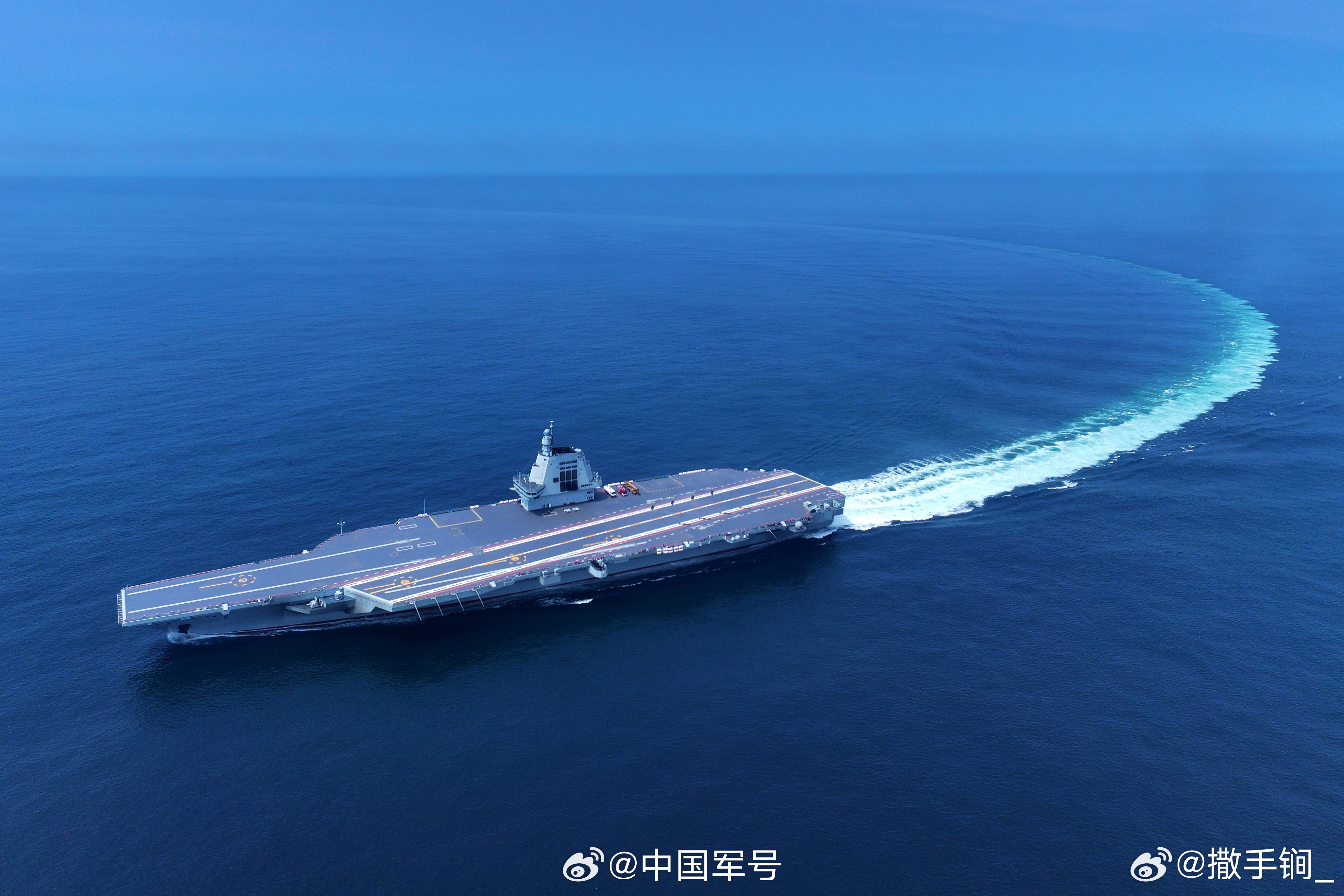 福建舰通过台湾海峡赴南海开展试训任务，在对岸引发震动。台“国防院”委任副研究员揭