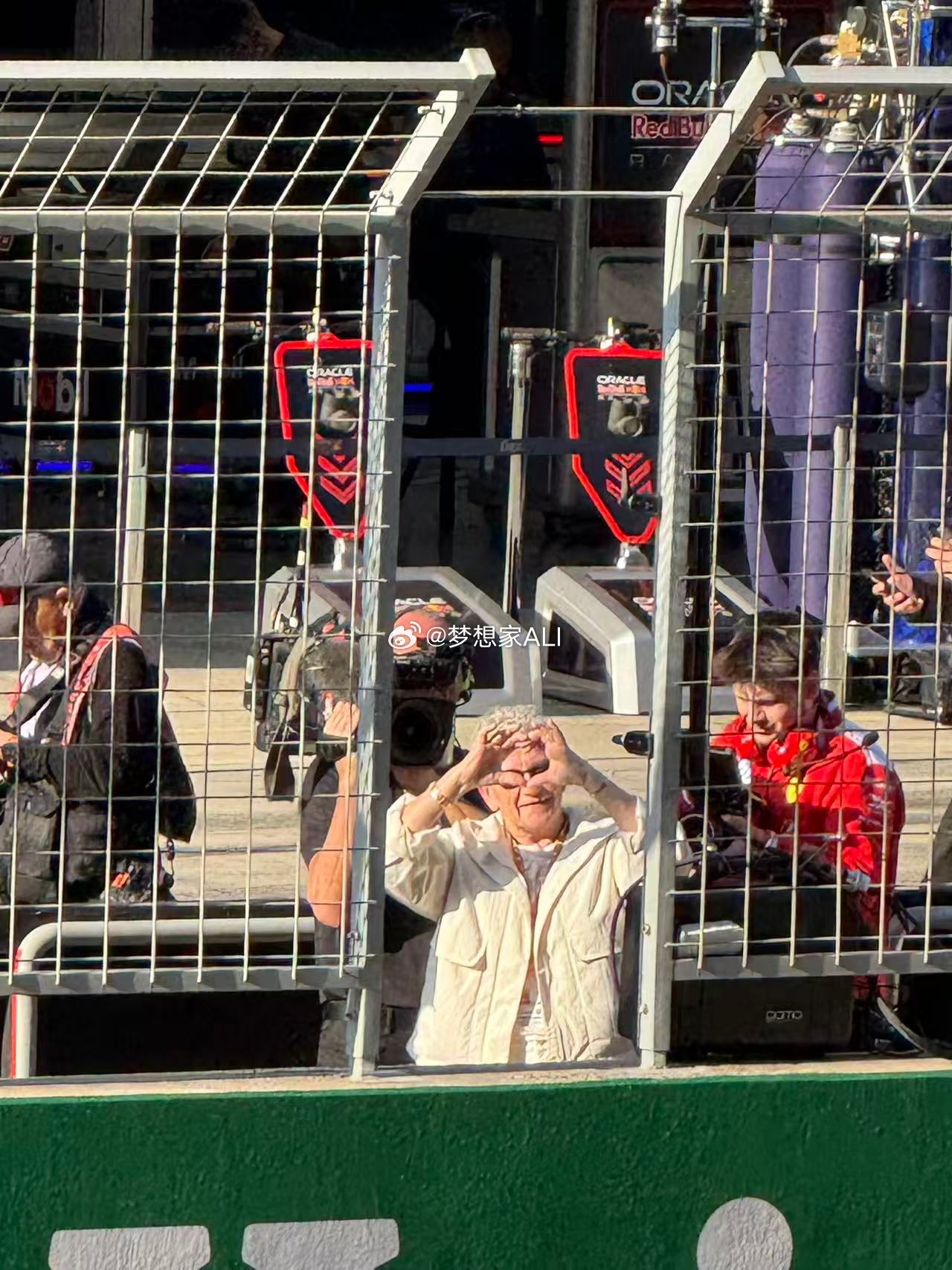 老汉的妈妈在向比心🫶温暖的一幕👏梦想家ALI2026F1中国大奖赛wf1