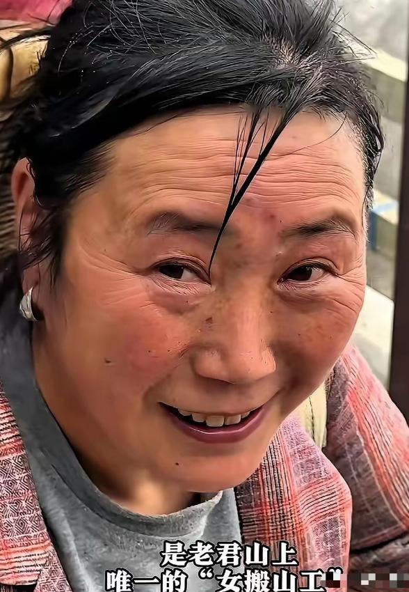 河南，女子在老君山当挑山工11年，每天背起200斤货物上山，记者问她干到什么时候