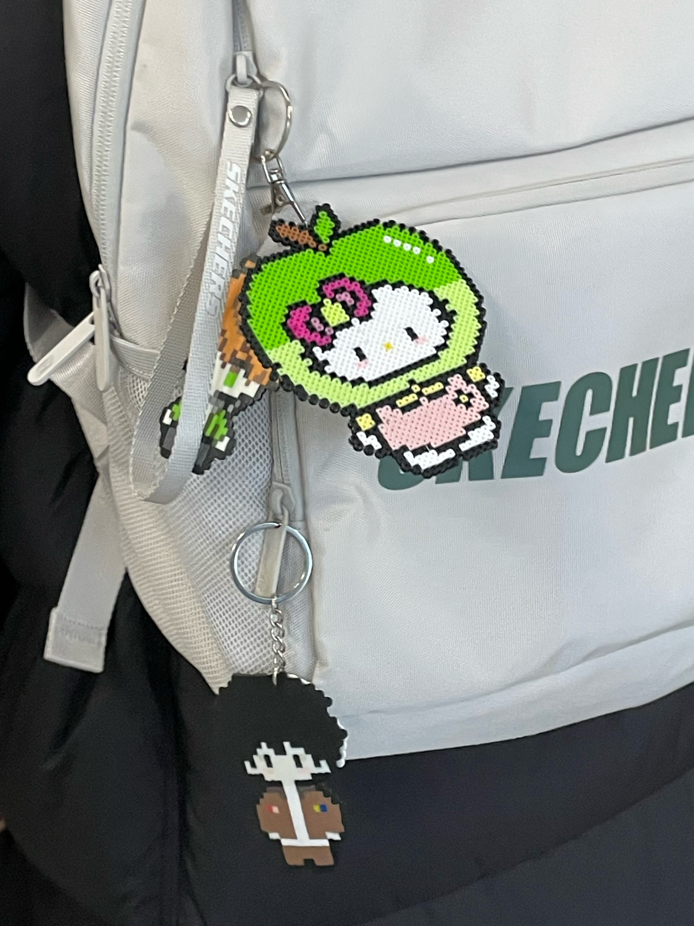 地铁站偶遇一个小美女，斯凯奇的包➕小人儿，应该是同担吧北京第一次在非打卡区域，偶