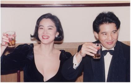 1994年，40岁的林青霞决定结婚，对象却不是相恋多年的对象秦汉。秦汉找到琼瑶求