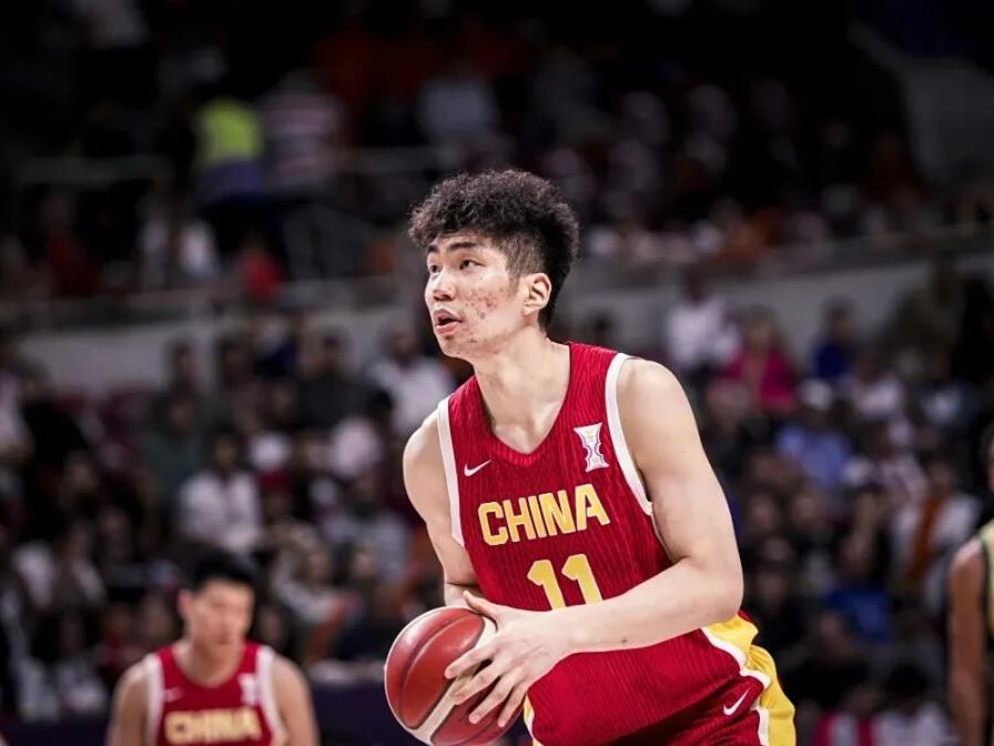 CBA最新消息：据相直播吧报道，浙江男篮队正在努力将中锋余嘉豪带回下赛季CBA。