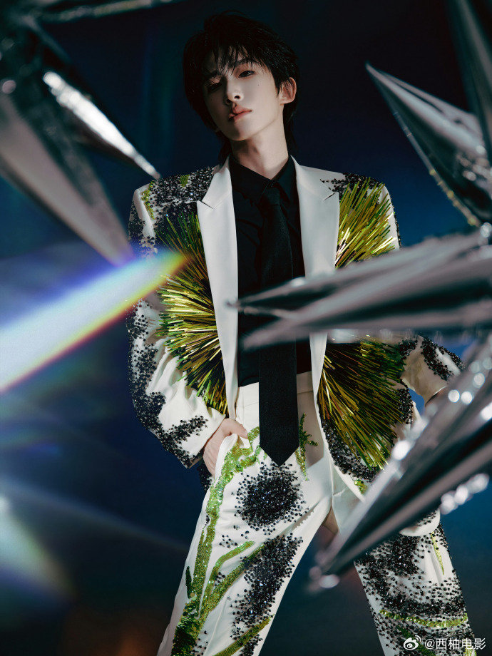 刘宇的高定是全球首穿刘宇迷幻烟花碎钻高定 刘宇拿下Germanier全球首穿！亮