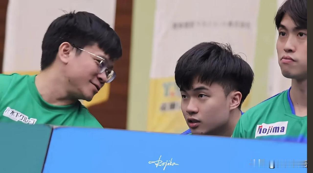 林昀儒出去打比赛，教练都跟着。
林昀儒去打乒超的时候，他的教练和理疗师就一直跟着