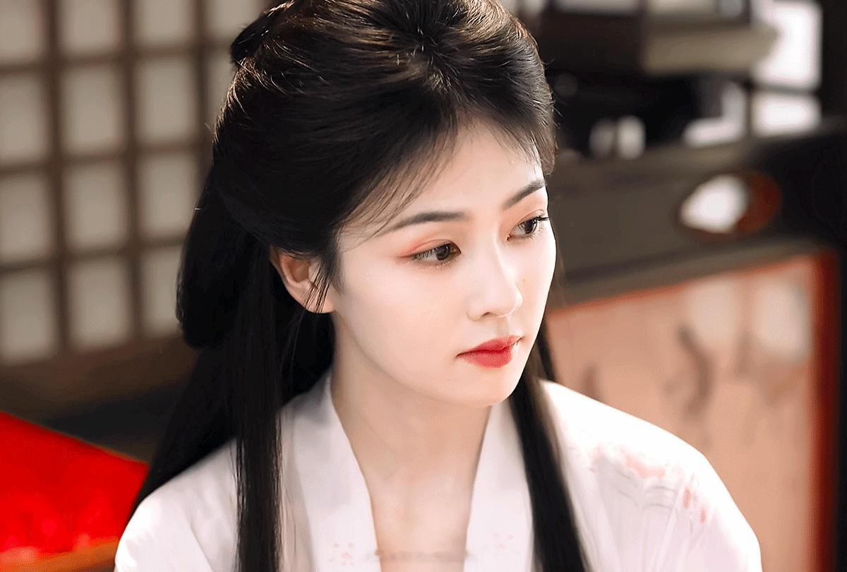 白鹿  “蝴蝶落在被鱼救赎的海里，未命名聚在夏日的黄昏里。”白鹿叶璃 白鹿莫离