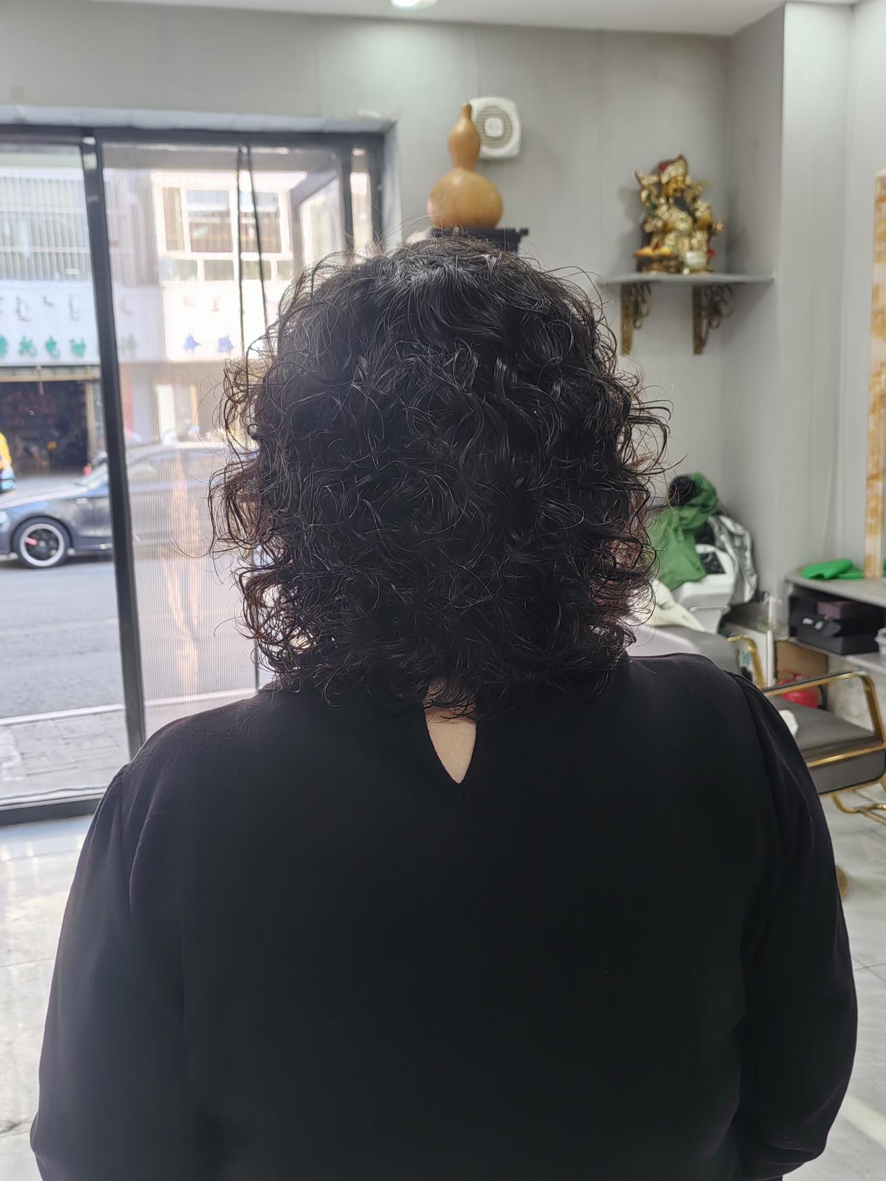 一个半小时，帅哥手艺真不错，这是我烫发四五次最好看的一次。只可惜呼和浩特离天津市