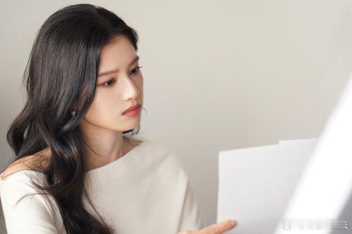 张婧仪冷都女 被张婧仪的冷都女造型美晕！简约穿搭却藏不住疏离感，眉眼神态自带故事