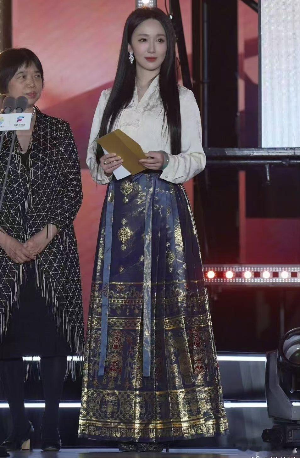 娄艺潇穿马面裙跳英歌舞娄艺潇马面裙造型美到心坎，英歌舞一开场瞬间沉浸，全程跟着队