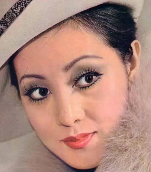 一次，香港百万富豪赵世光拿着1000万要跟妻子何莉莉离婚，可何莉莉却坚决不同意，