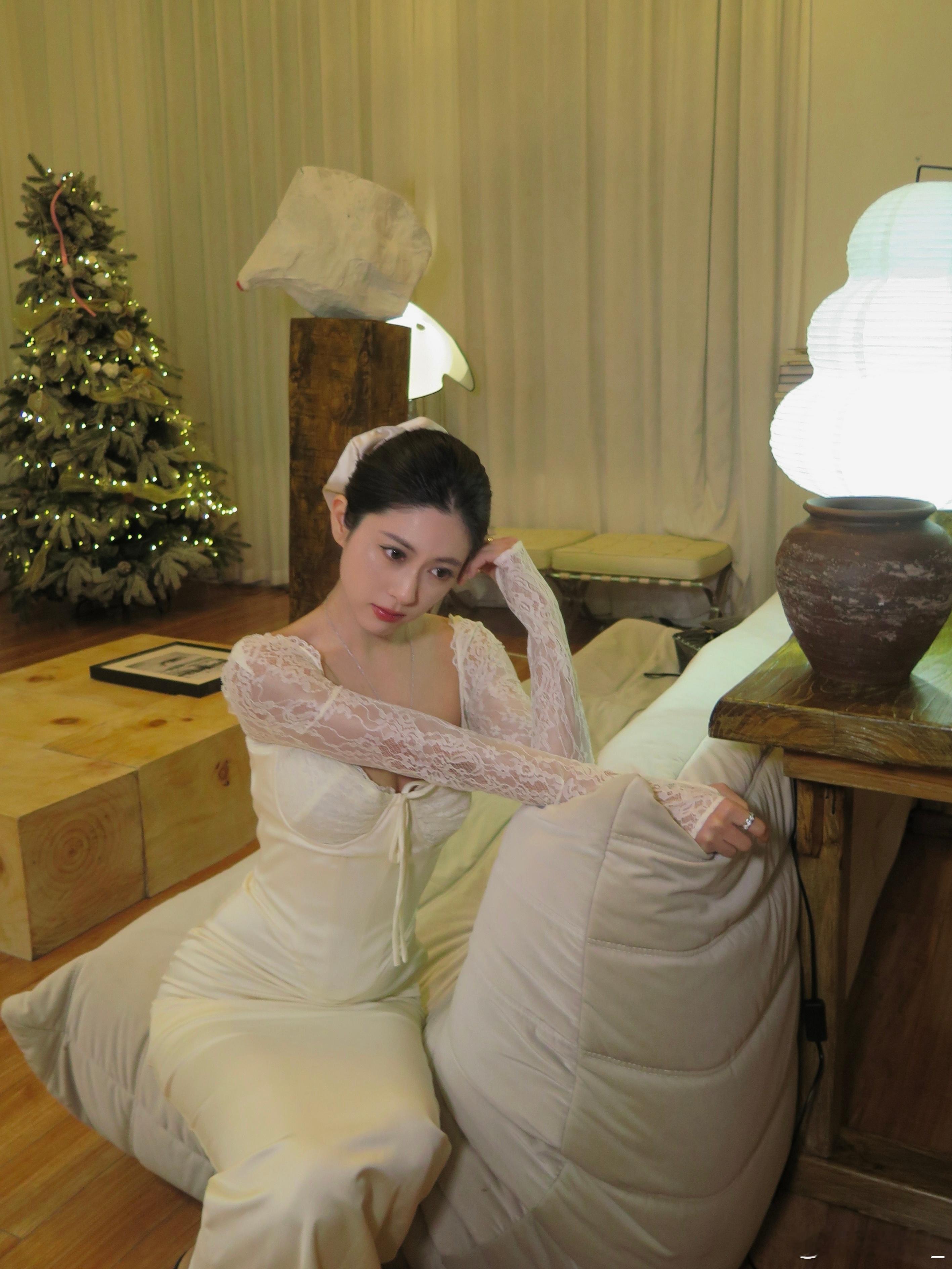 人在冬天，会喜欢阳光、笨拙，生活和英雄主义这些词。尘埃样的真实，会想成为自己 