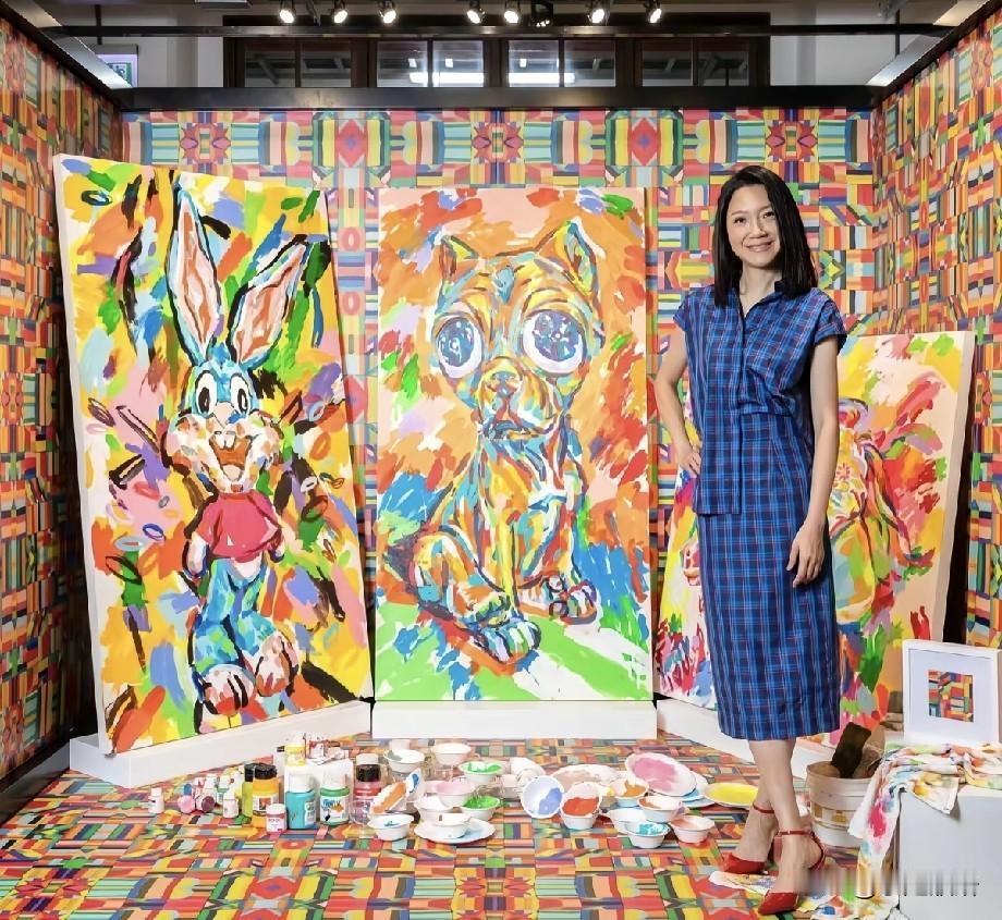 61岁曲家瑞，用泼彩的童心，狠狠打了“年龄焦虑”的脸
 
谁能想到，当年《康熙来