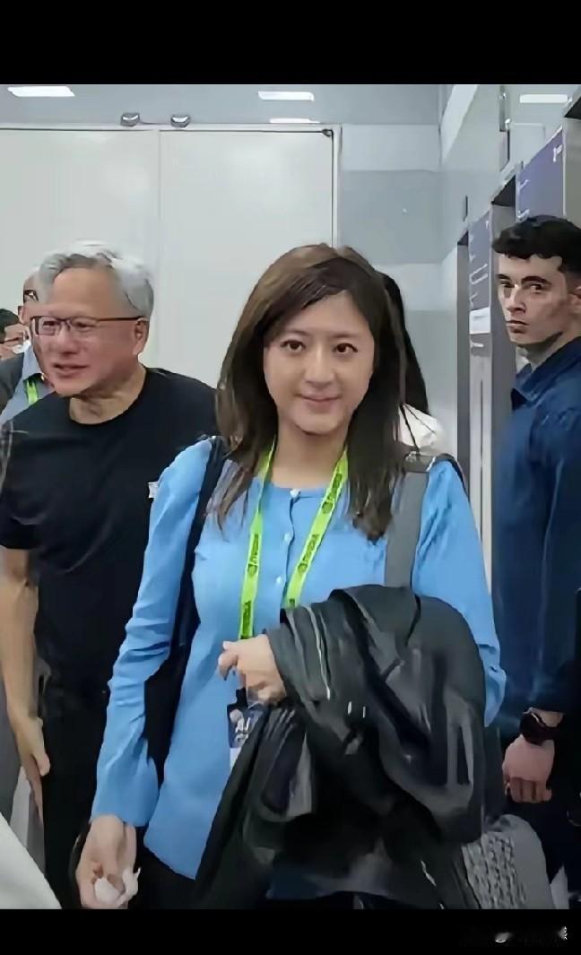 黄仁勋有几个美女助手？前两张照片中的这个女子，和后两张照片中的女子，是不是同一个