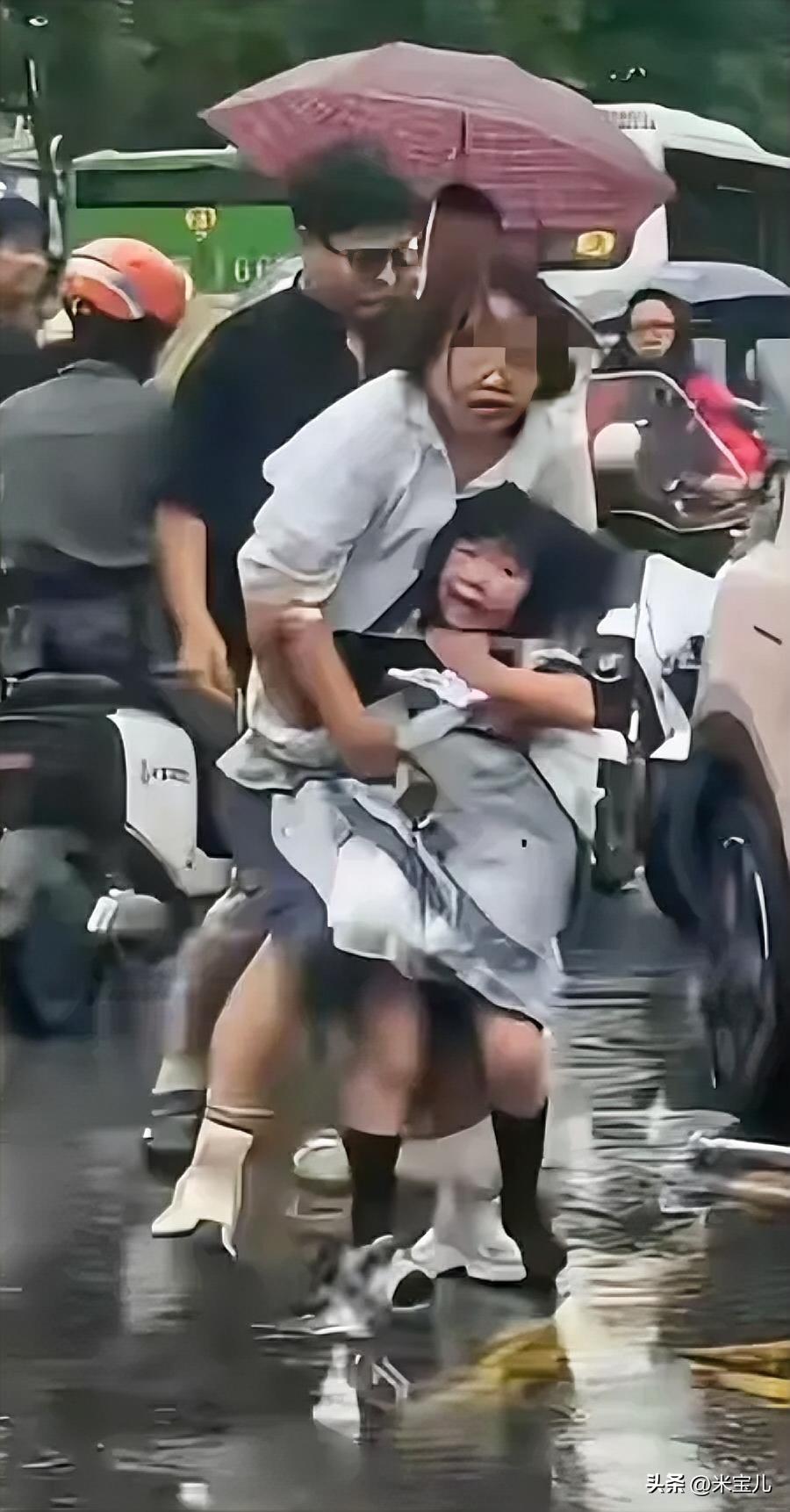 你根本不知道原配抓小三有多疯狂！
不顾亲生女儿安危，
为了逼停丈夫和小三的迈巴赫